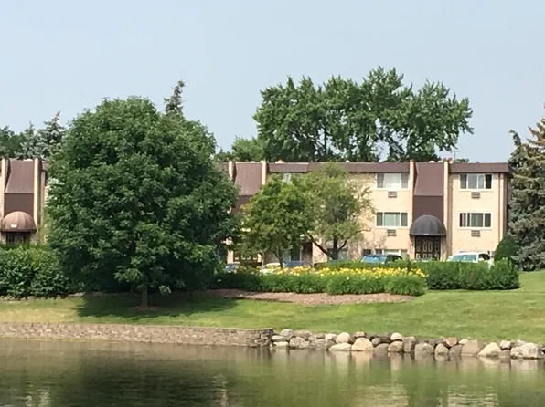 1304 S Hunt Club Dr #2, Mount Prospect, IL 60056