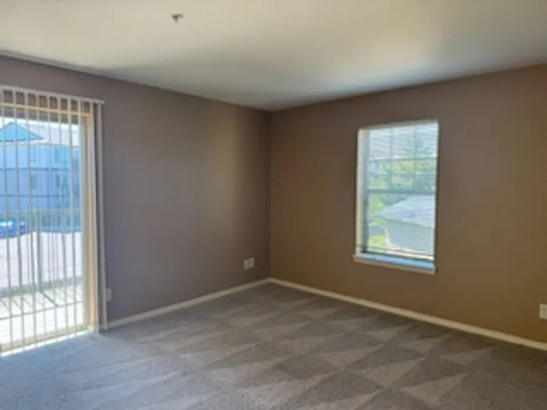 195-Santiam Village Apartments — Photo 35