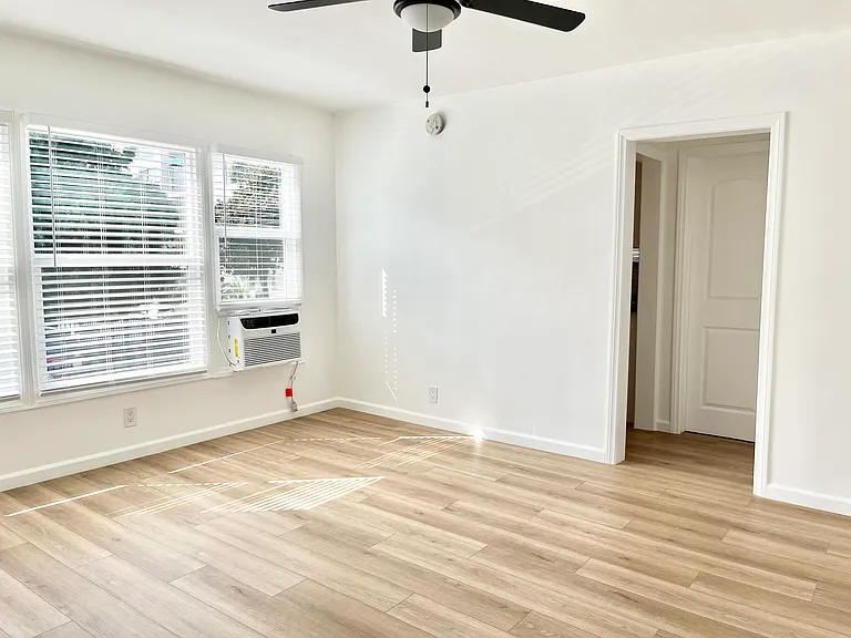 7120 Hawthorn Ave #9 — Photo 2
