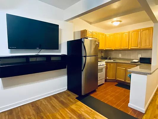 2nd image of 369 Manhattan Ave #2