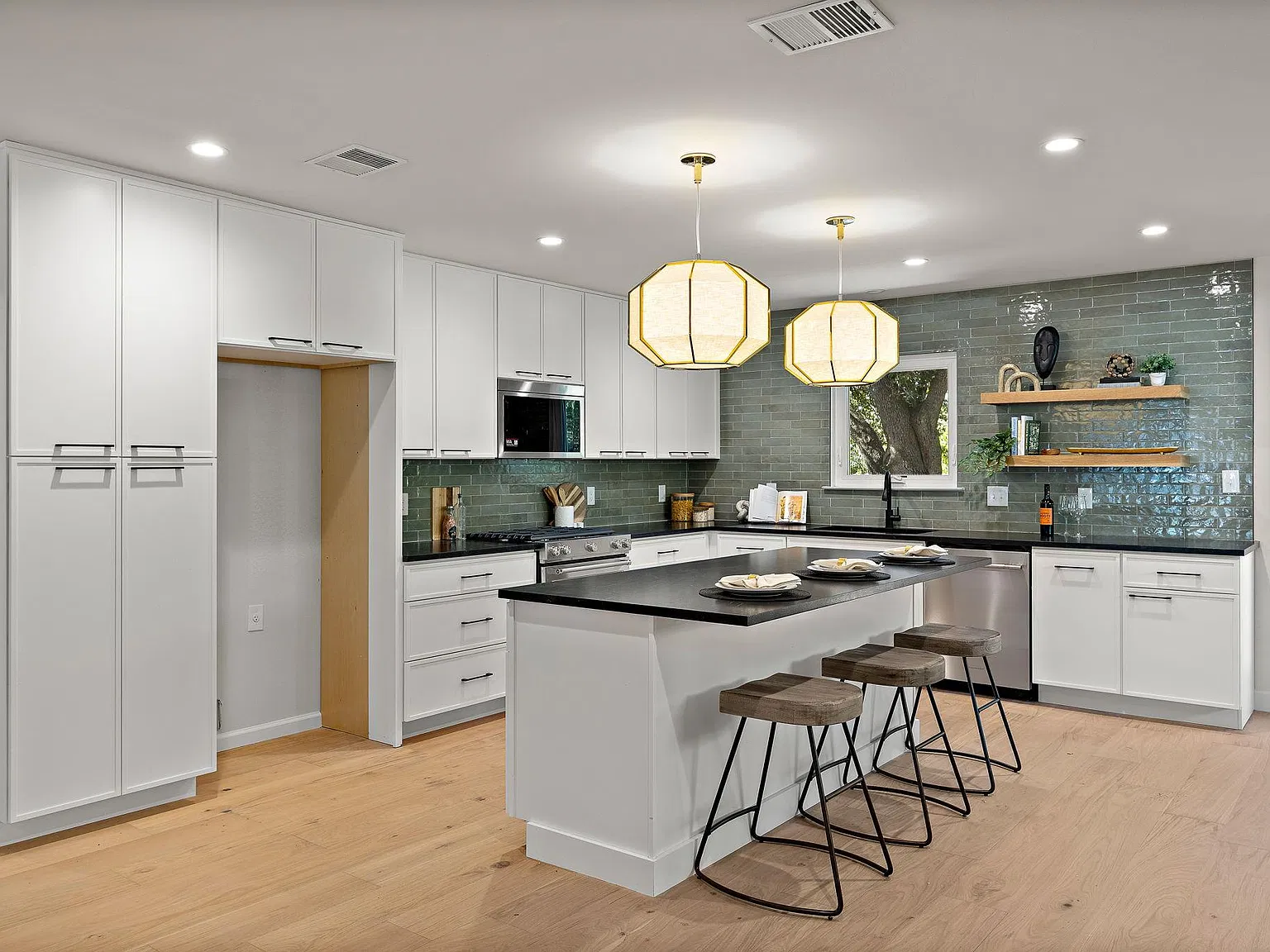 4 bed, 2.5 bath, 2126 sqft, $5,995 — Photo 3