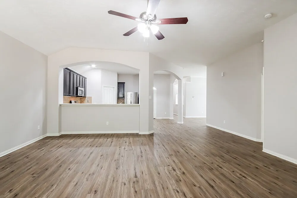 3 bed, 2.0 bath, 1889 sqft, $2,075 — Photo 4