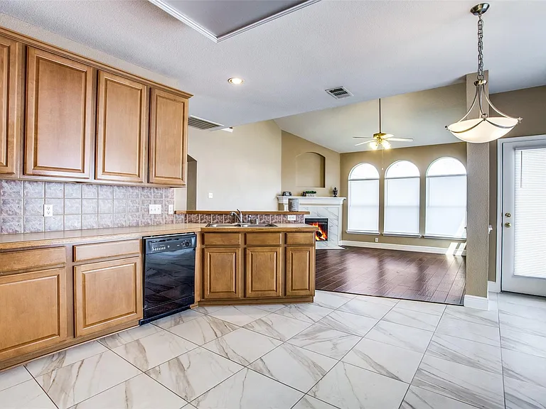 1402 Sunshine Dr — Photo 18