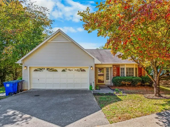 1013 Heatherstone Ct, Winston Salem, NC 27104