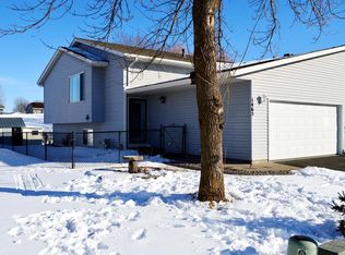 1465 McIntosh Cir, Shakopee, MN 55379