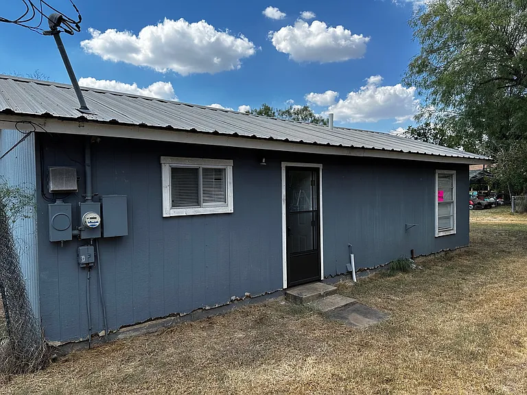 702 Avenue F — Photo 4