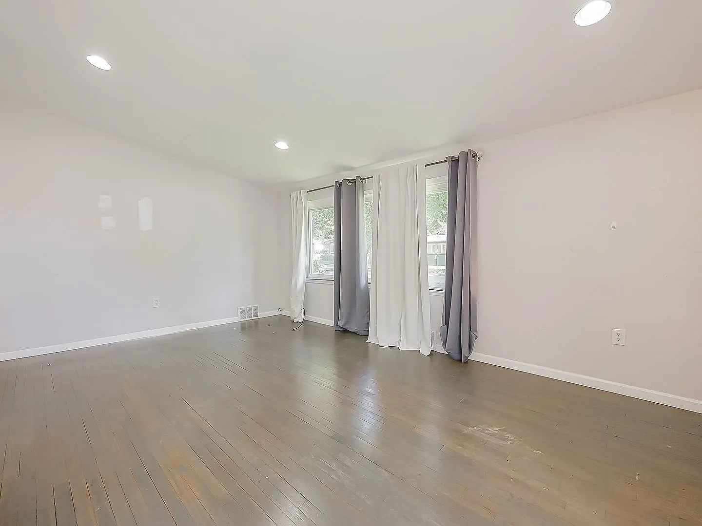 Charming Pontiac Home 477 Moore St — Photo 3