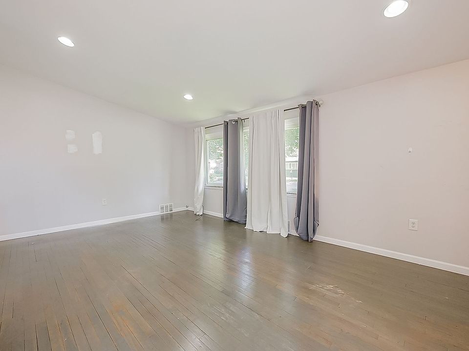 477 Moore St, photo 3