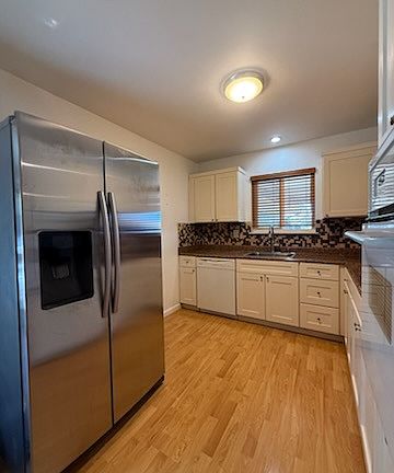 Kitchen. Refrigerator included ice machine works on the left. I''ve been also works stove is electric heating. Dishwasher currently does not work key for drying dishes.