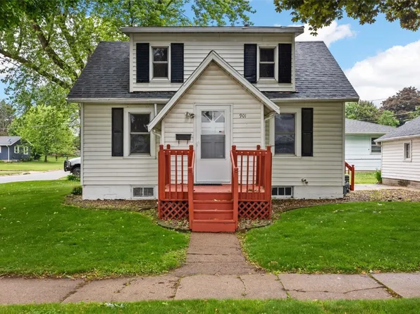901 E 3rd St, Vinton, IA 52349