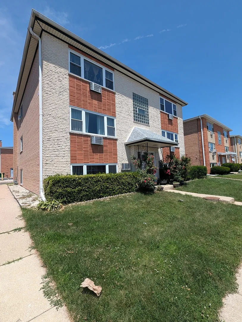 2 bed, 900 sqft, $1,900 — Photo 1
