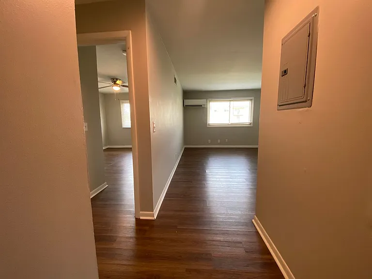 Executive House Apartments — Photo 30