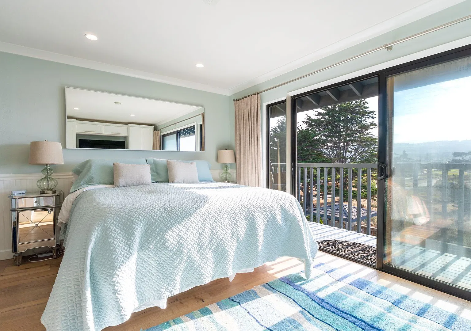 Sophisticated Beachfront Escape with Panoramic Ocean Views — Photo 4