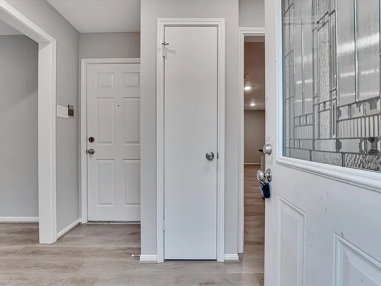 9407 Stockwell Dr — Photo 6