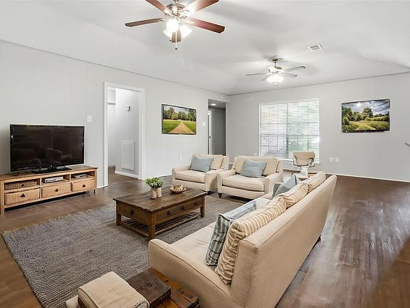 4th image of 208 Garden Dr
