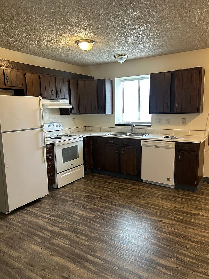 Sunset Manor — Photo 4