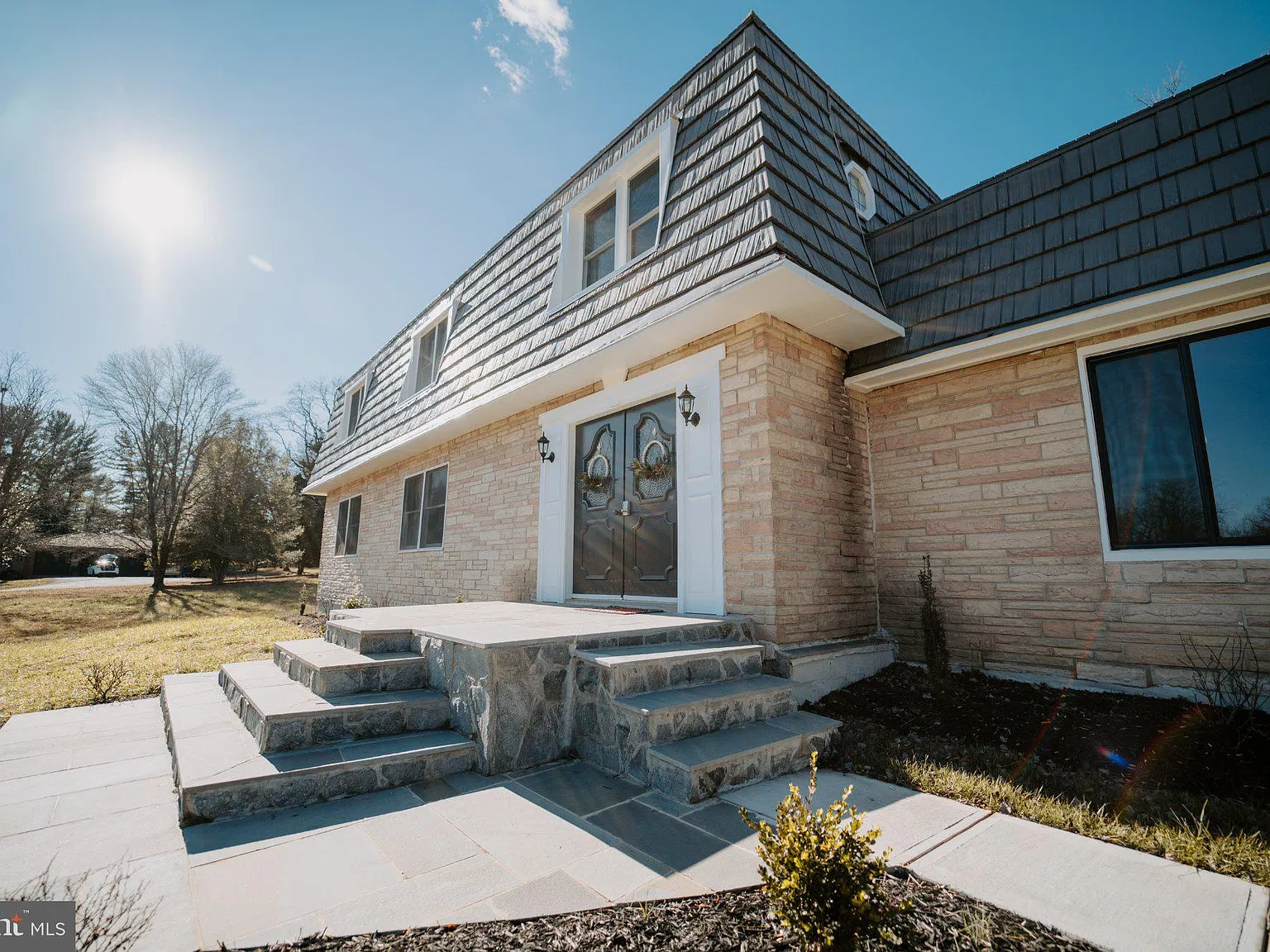 9 bed, 5.0 bath, 7704 sqft, $6,000 — Photo 3