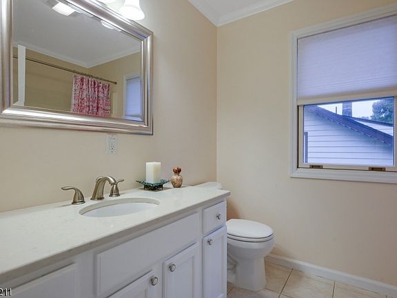 3rd image of 37 Lincoln Ave