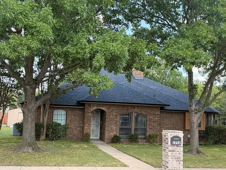 1712 Colonial Ct — Photo 1
