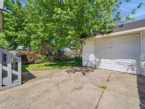 4th image of 15901 Pythias Ave