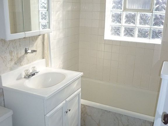 4th image of 2400 W Wilson Ave APT 211
