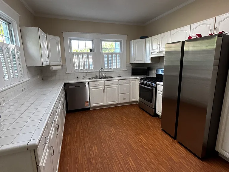 304 W Henderson St — Photo 2