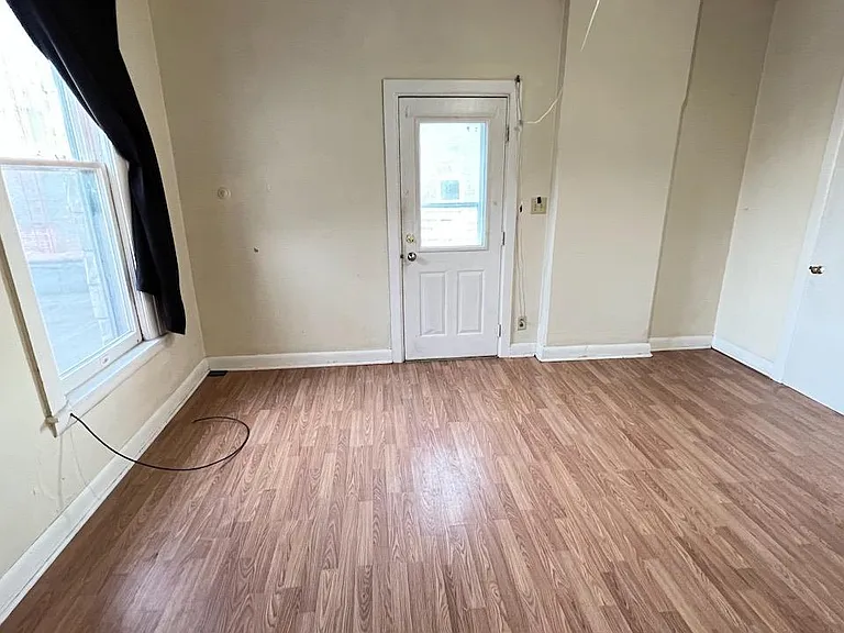 1374 Main St #2 — Photo 6