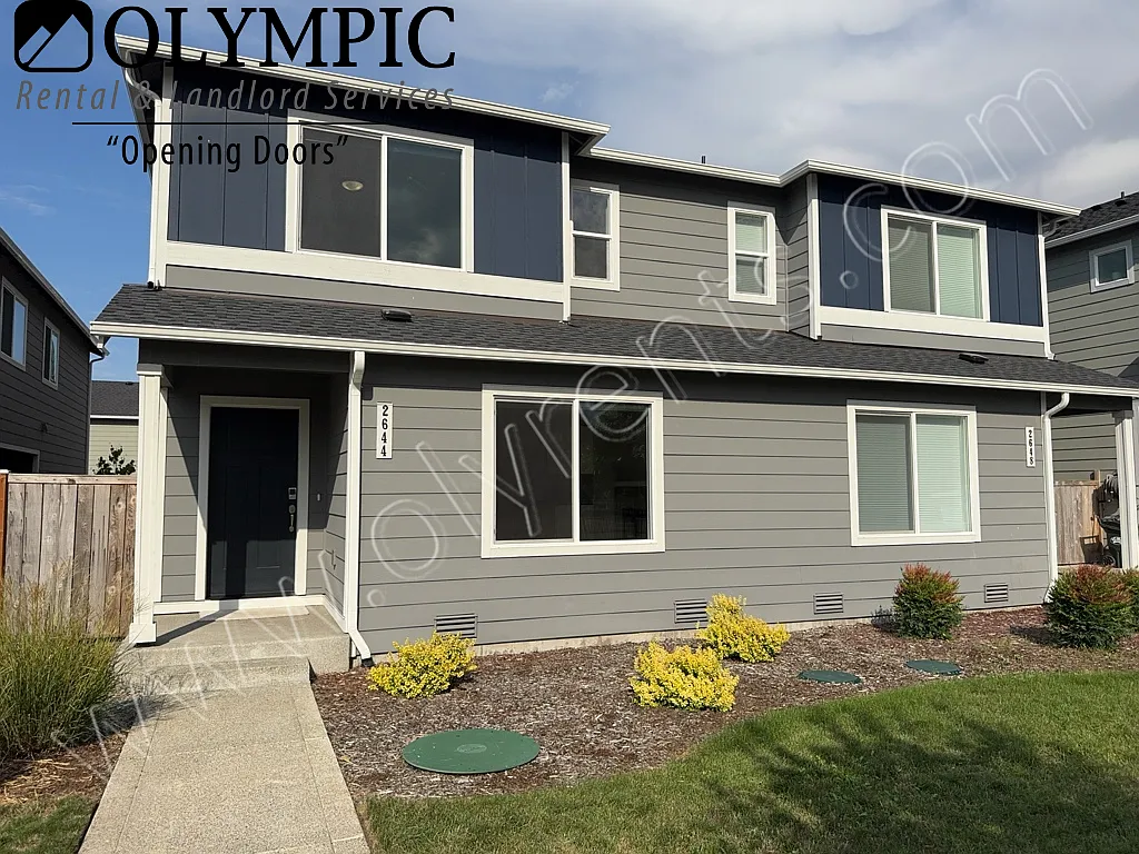 Newer Townhome w/ AC 3 bed + bonus room 2.5 bath! — Photo 2