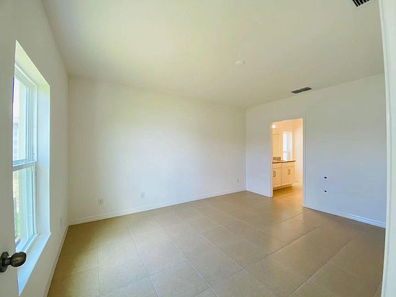 4th image of 4987 Royal Point Ave