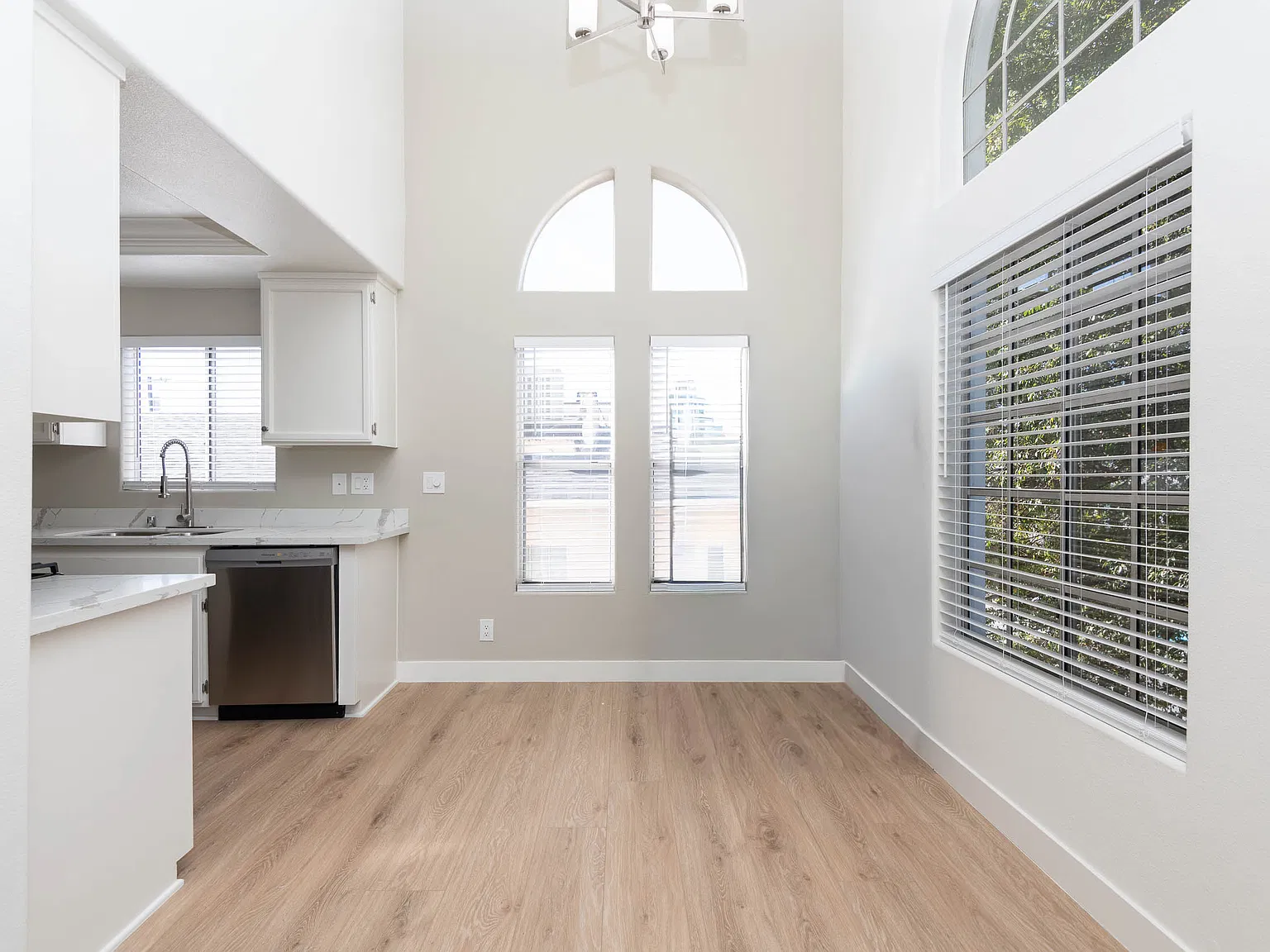 2 bed, 1240 sqft, $4,395 — Photo 4