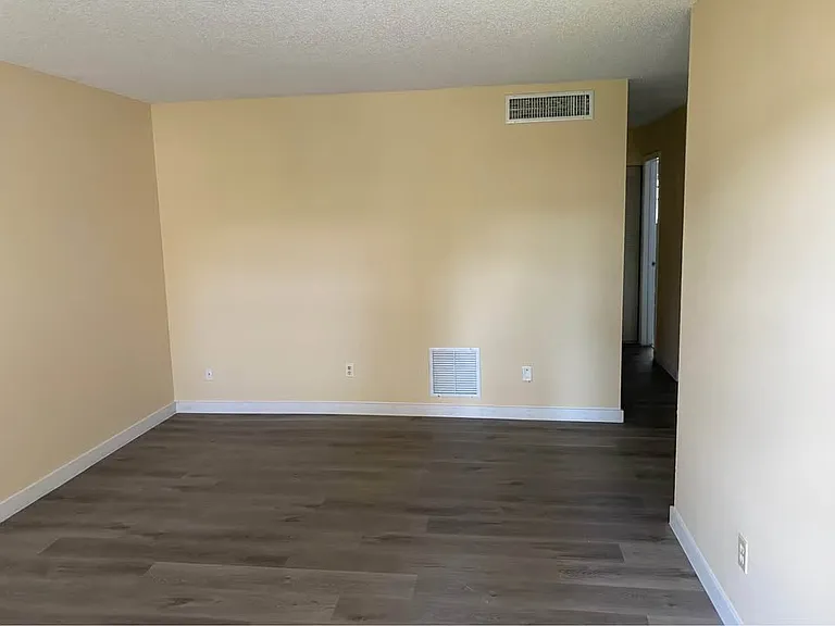 6201 SW 37th St #102 — Photo 3