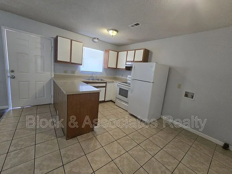 2 bed, 1.0 bath, $750 — Photo 3