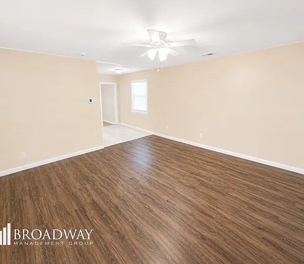 3 bed, 925 sqft, $1,450 — Photo 2