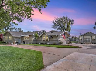 1208 Parkwood Ln, Newton, KS 67114