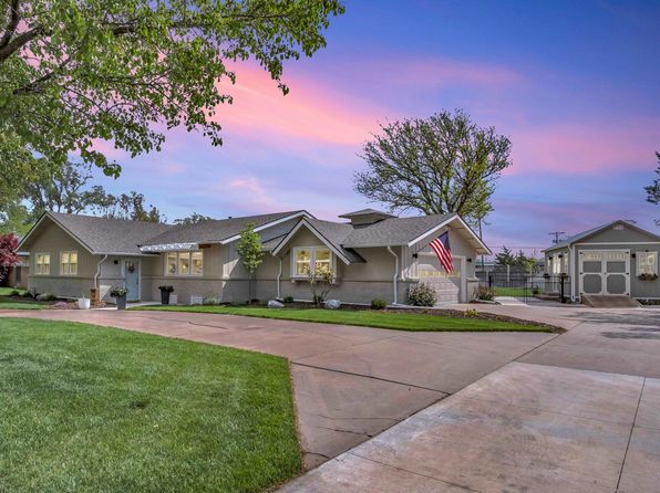 1208 Parkwood Ln, Newton, KS 67114