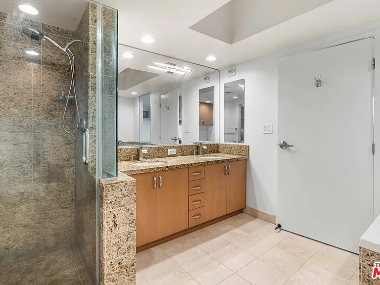 13700 Marina Pointe Dr #510 — Photo 17