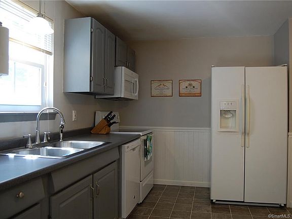 4th image of 16 Glenwood Dr