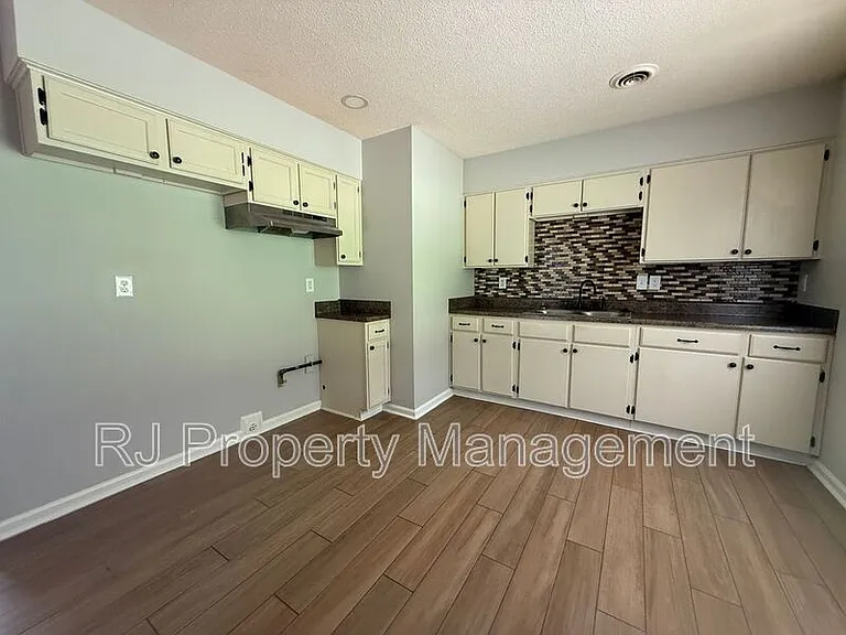 4200 Clydesdale Dr — Photo 5
