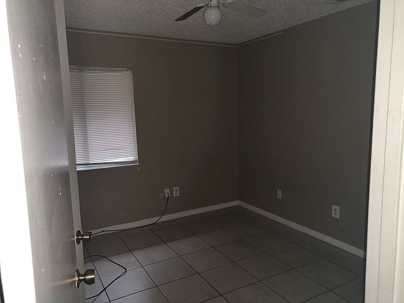 4th image of 943 Robinhood Ct
