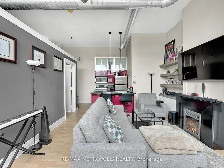 276 King St W #207 — Photo 9