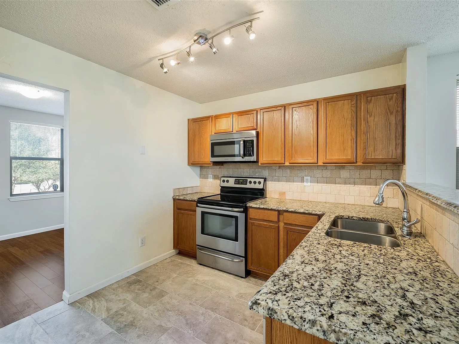 3 bed, 1420 sqft, $1,995 — Photo 3