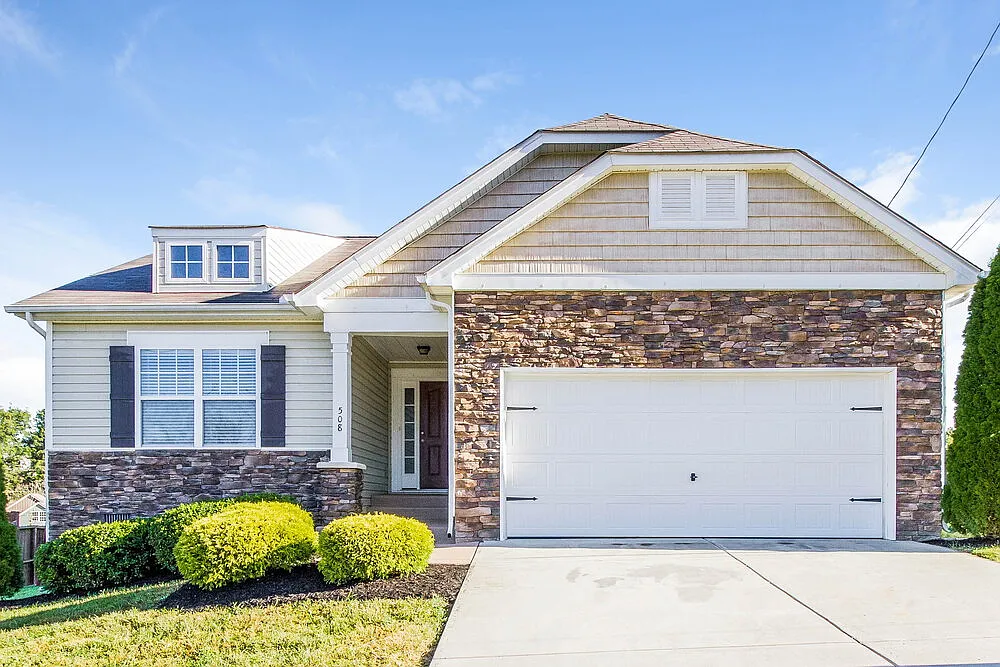 3 bed, 2.0 bath, 1302 sqft, $2,870 — Photo 1