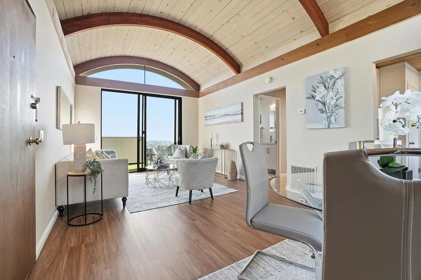 Stylish 2BR Condo with Parking on Diamond Street — Photo 1