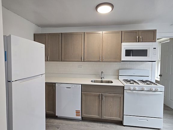2nd image of 4866 N Magnolia Ave APT 404