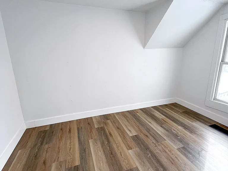 1019 Superior St — Photo 11