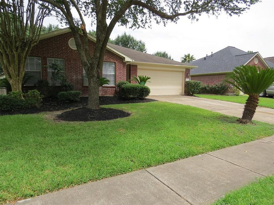 WELCOME HOME! GREAT LOCATION TO HIGHWAY 6 AND THE WESTPARK TOLLWAY