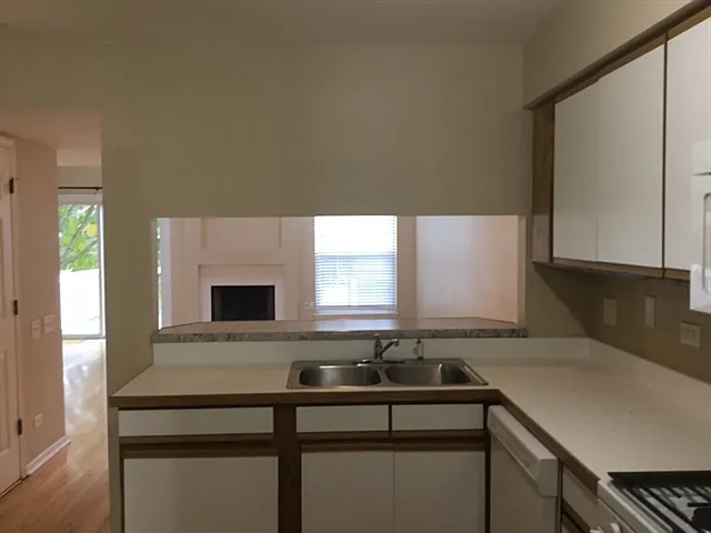 195 Half Moon Cir — Photo 3