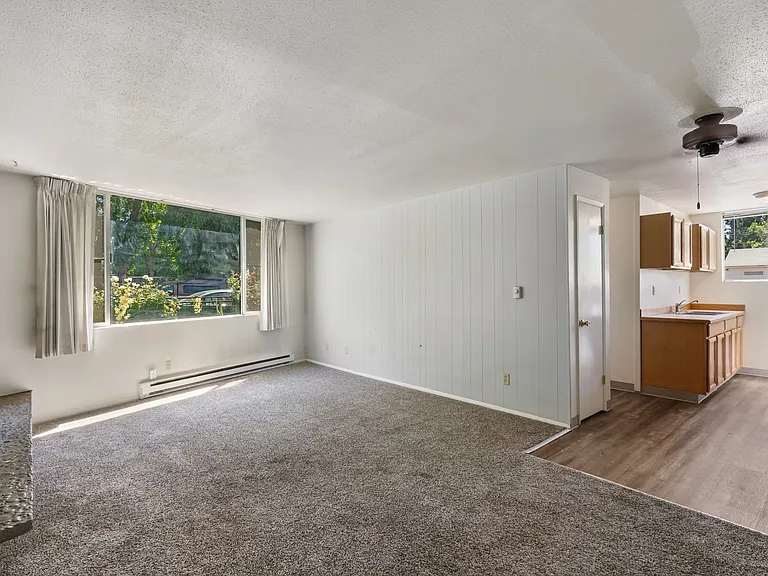Dolphin Apartments: Leasing Specials! Great location in Kennewick — Photo 4