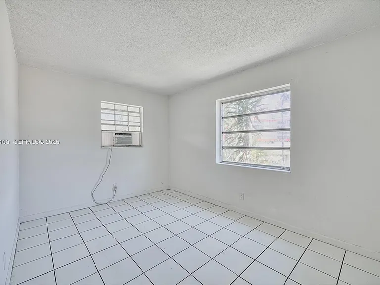 400 SE 31st St #6 — Photo 8