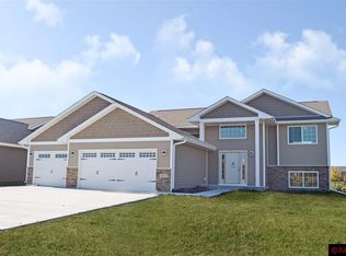 812 Fieldcrest Dr, Mankato, MN 56001